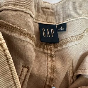 Gap cargos super flattering